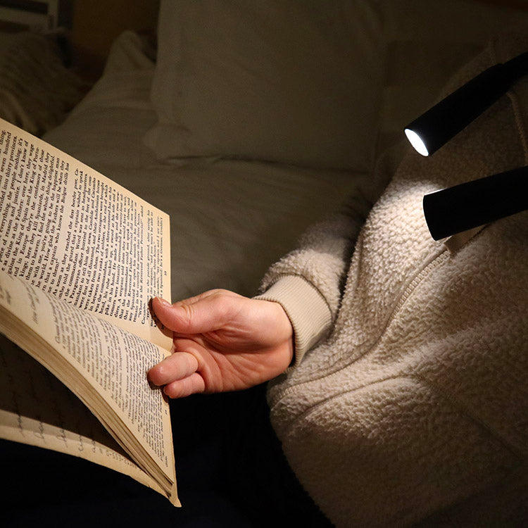 Kikkerland Hands-Free Book Light Leselampe USB Bernstein Weiß