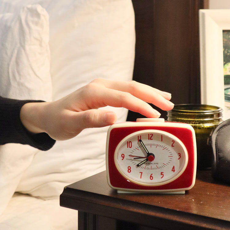Kikkerland Home Retro Wecker rot mit Leuchtziffern
