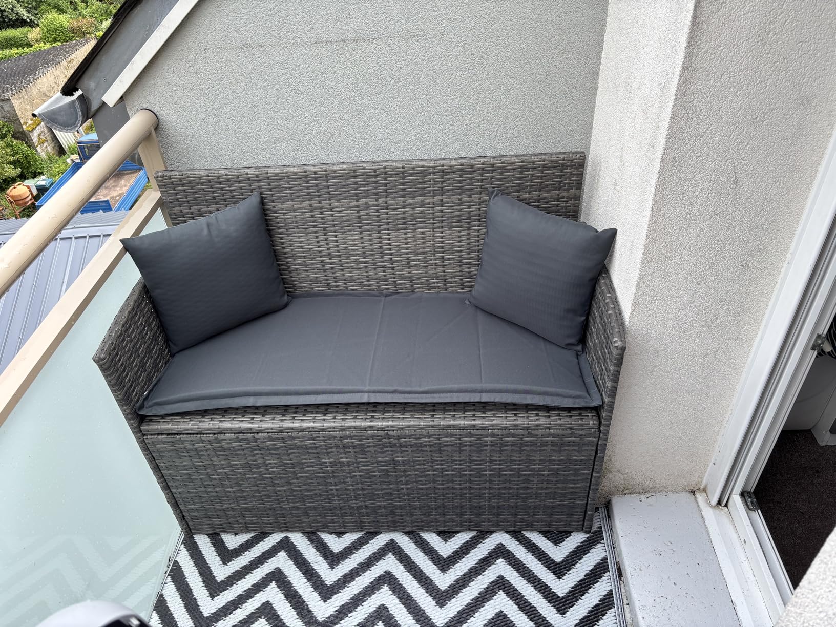 vidaXL Gartenbank Hellgrau Poly Rattan mit Kissen Stauraum