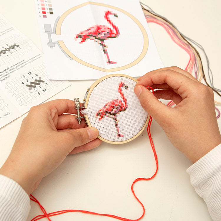 Kikkerland Crafters Flamingo Mini Kreuzstich Stickset Bambusrahmen