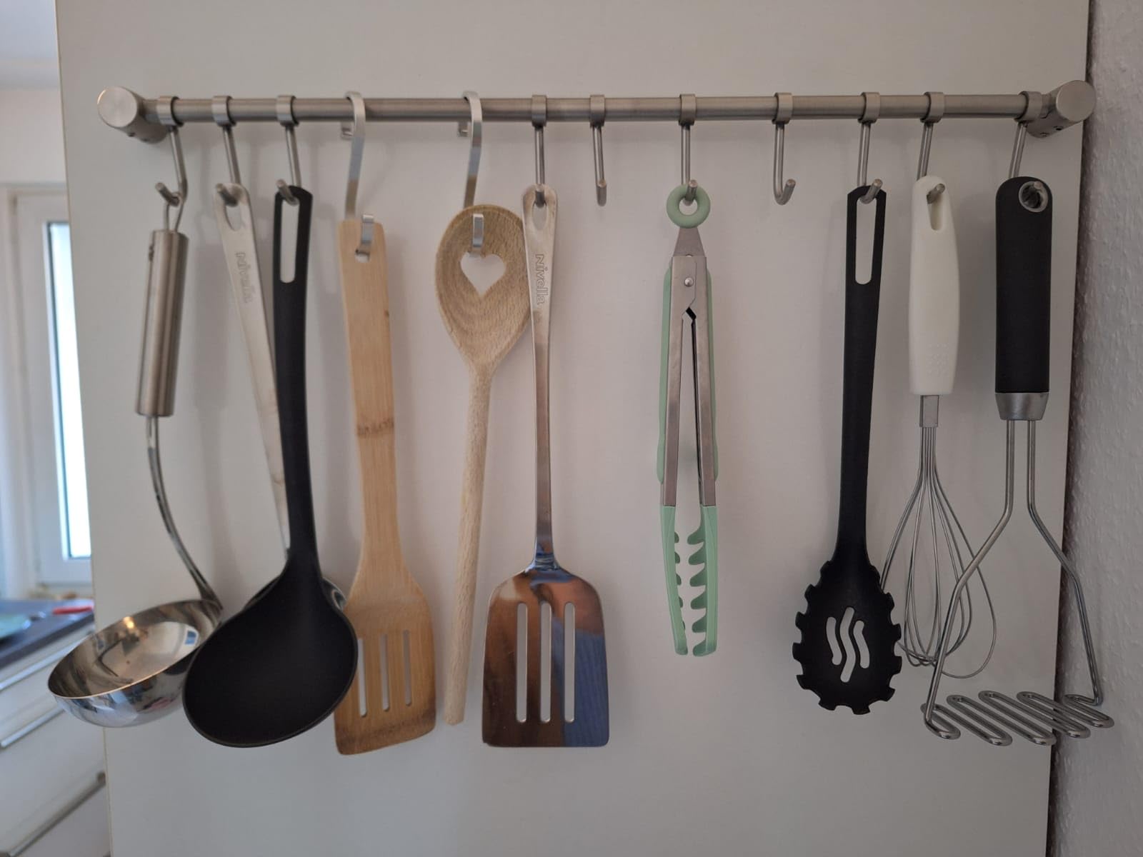 Intirilife Hängeleiste 52,6 cm Küchenreling 10 Haken