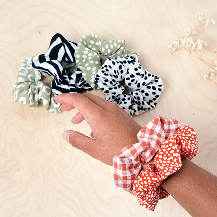Kikkerland Crafters DIY Scrunchie Kit Haargummi Bastelset 6 Stoffe