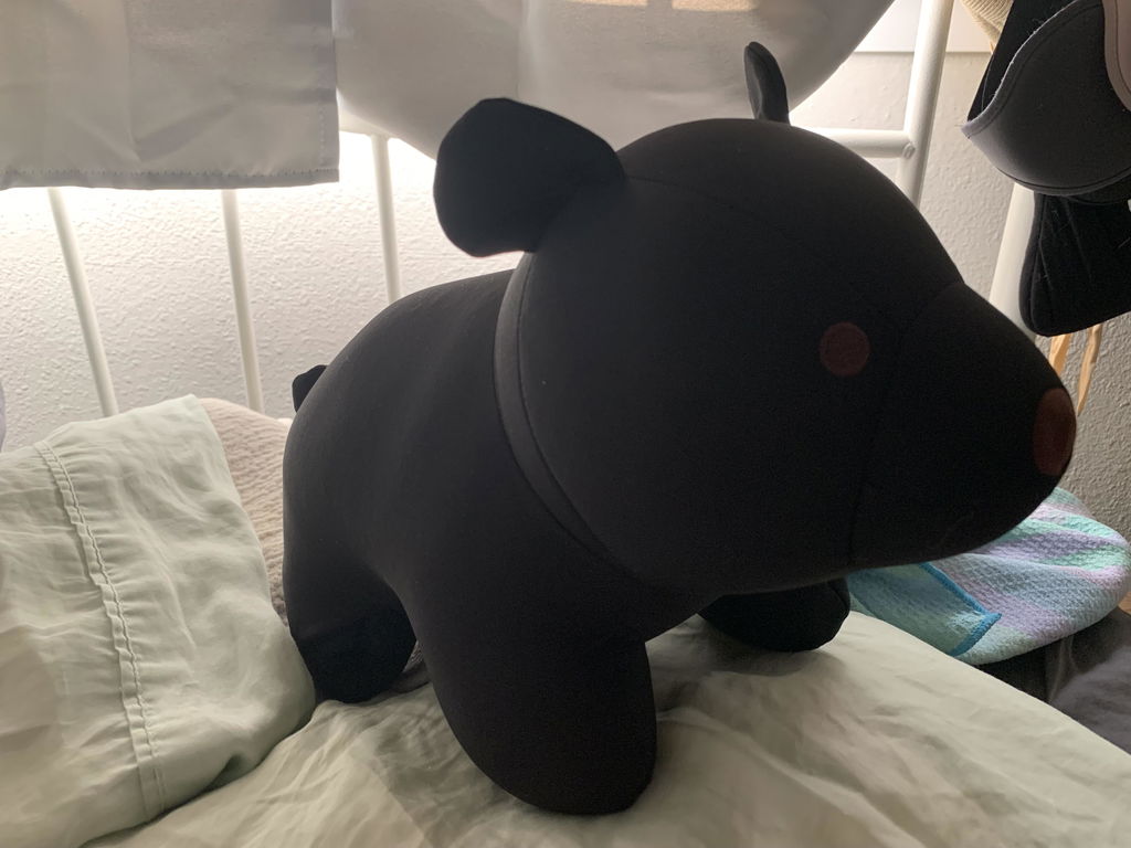 Kikkerland Black Bear Zip Flip Reisekissen Bär Mikroperlen