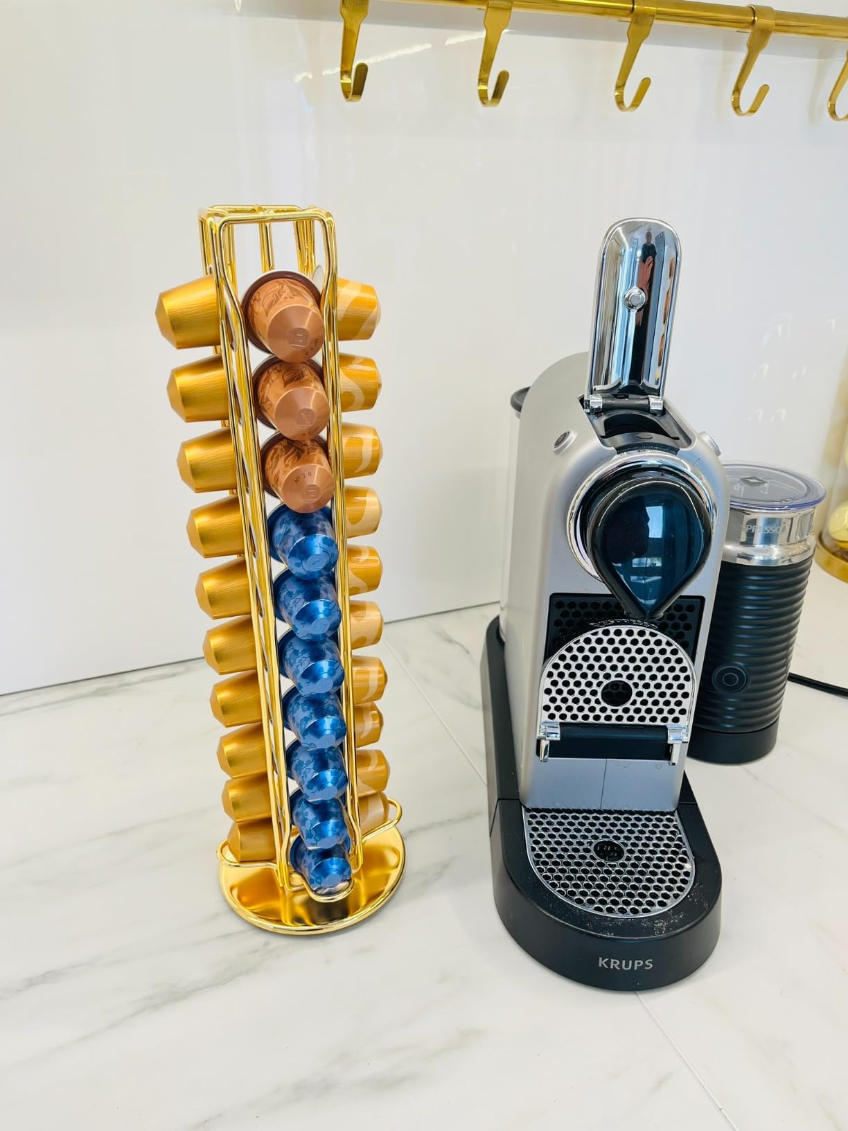 Intirilife Kapselhalter Gold 40 Nespresso Kapseln Eisen drehbar