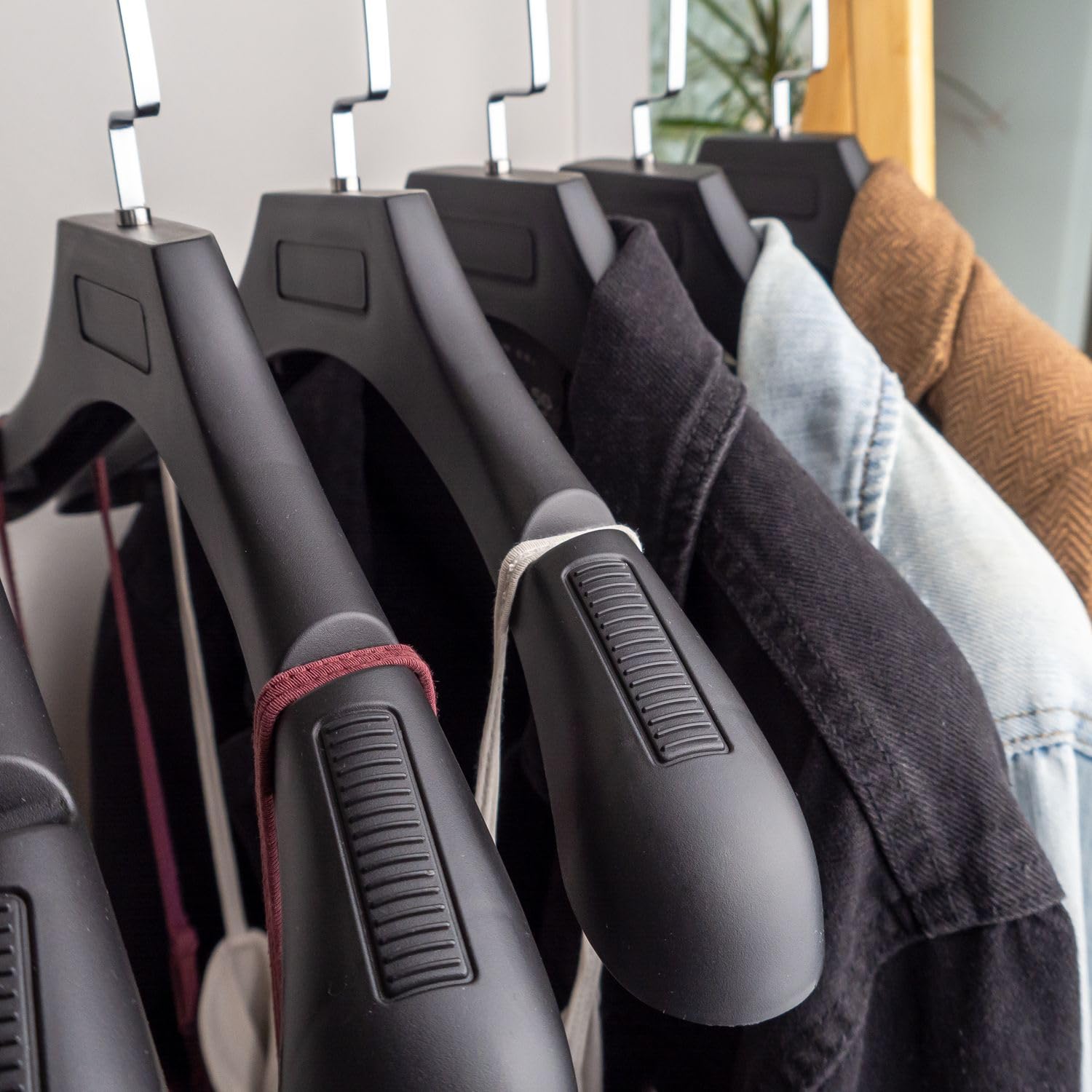 Intirilife Kleiderbügel Schwarz 20 Stück 39cm Anti-Rutsch