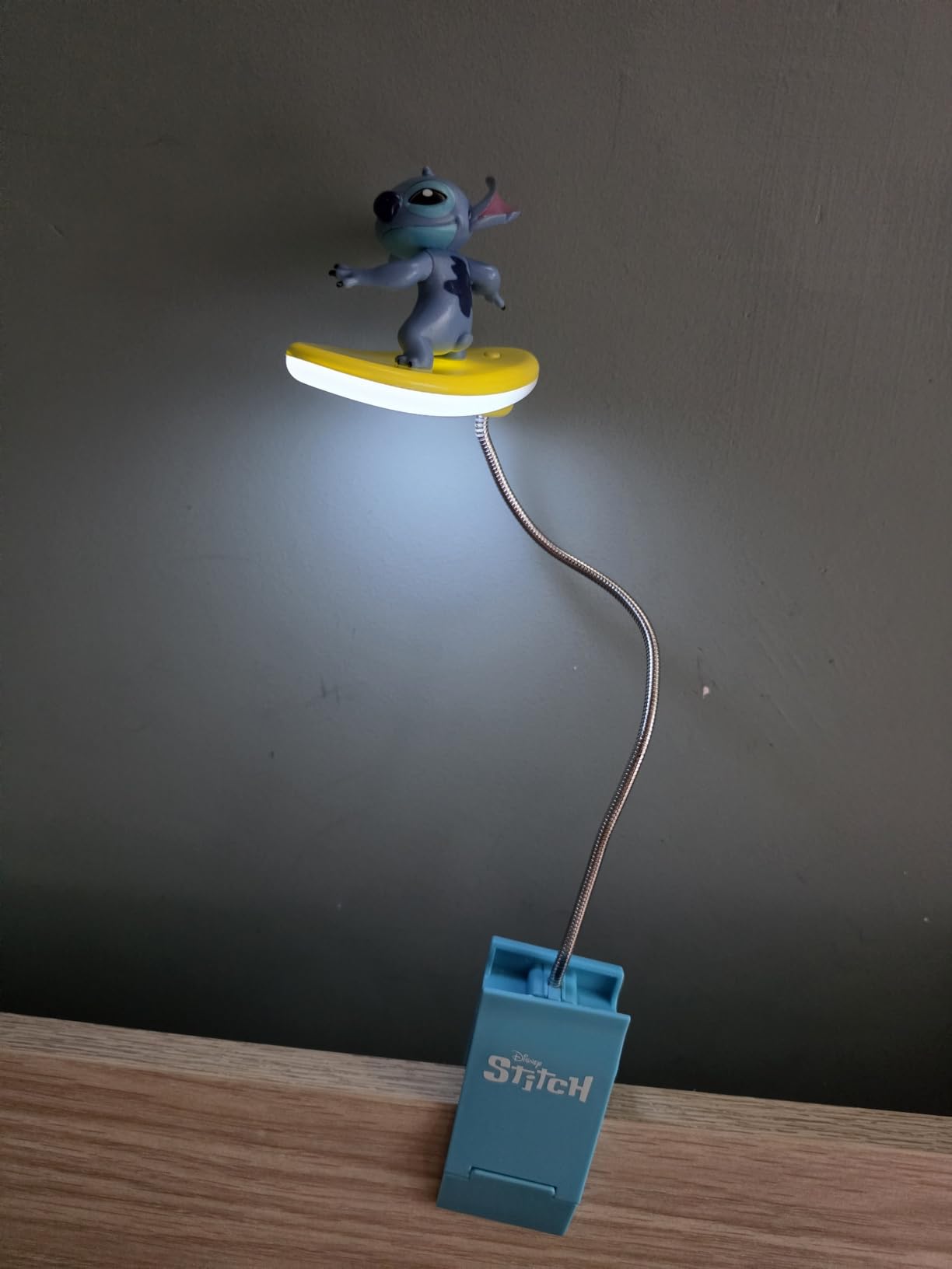 Paladone Stitch Surfing Buchlampe 20 cm LED Clip Disney