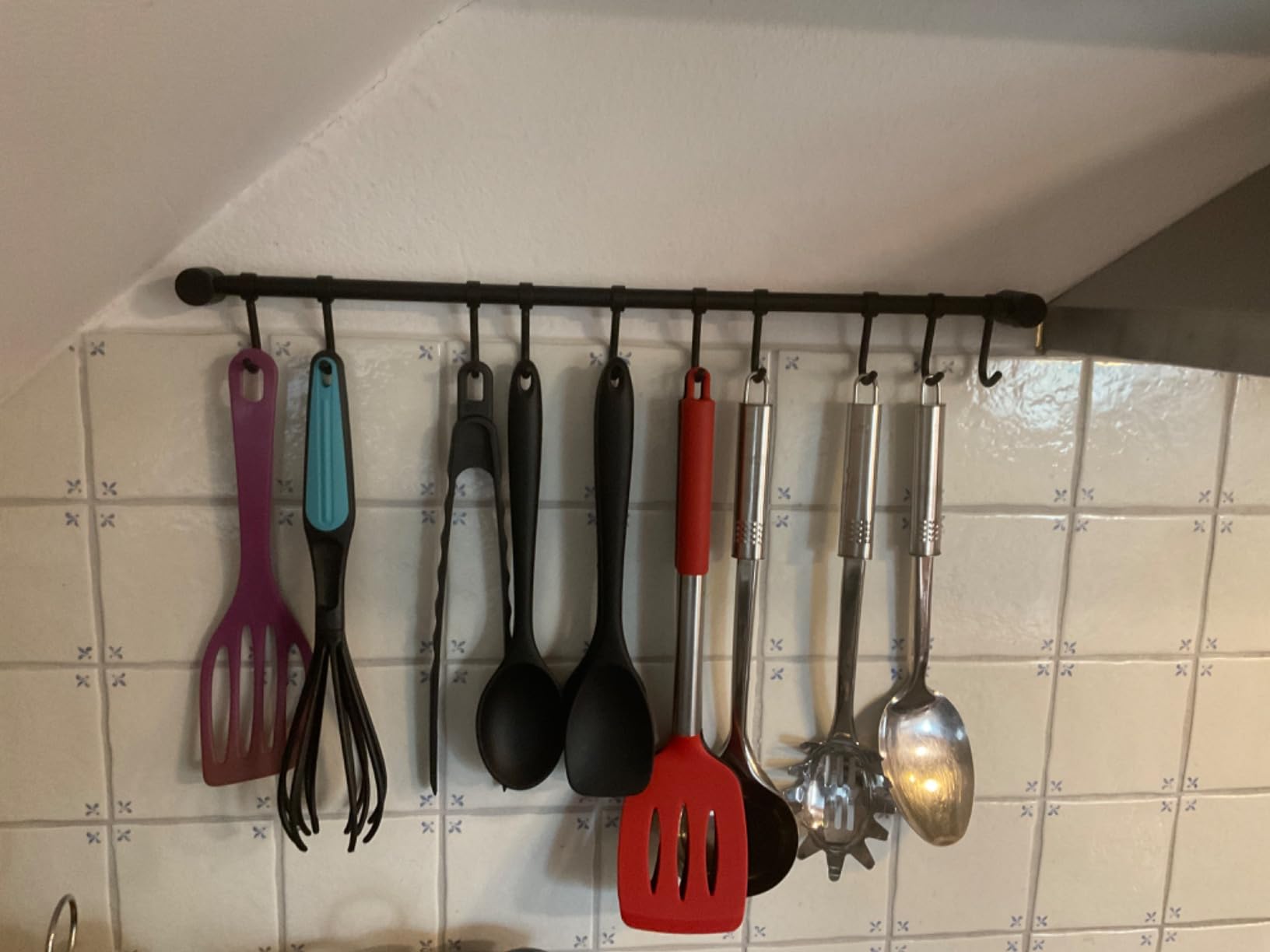 Intirilife Kleiderbügel Hängeleiste 5 Haken schwarz 35,8 cm