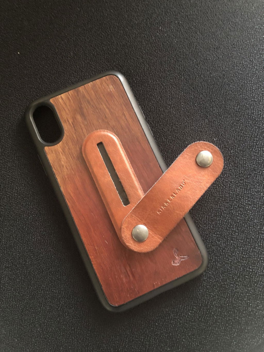 Kikkerland Handy Fingerschlaufe schwarz mit Ständer