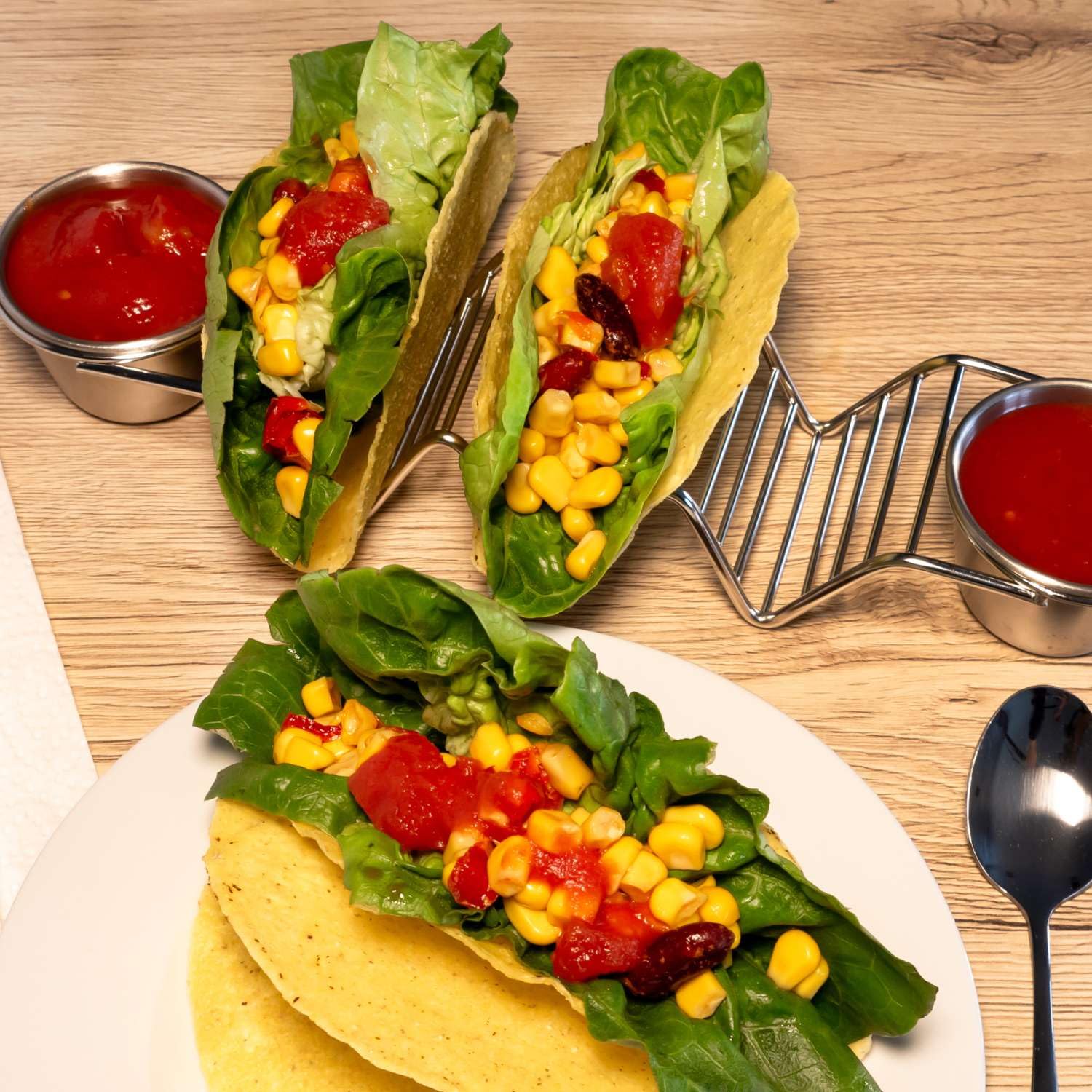 Intirilife Taco Halter Edelstahl für 3 Tacos mit Dipschalen