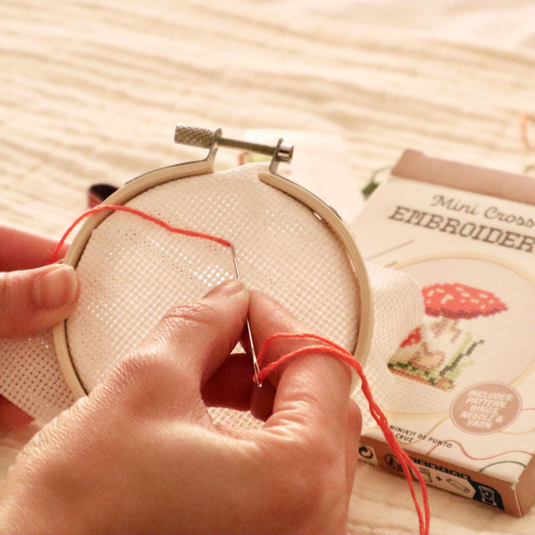Kikkerland Crafters Mushroom Mini Stickset Pilz mit Bambusrahmen