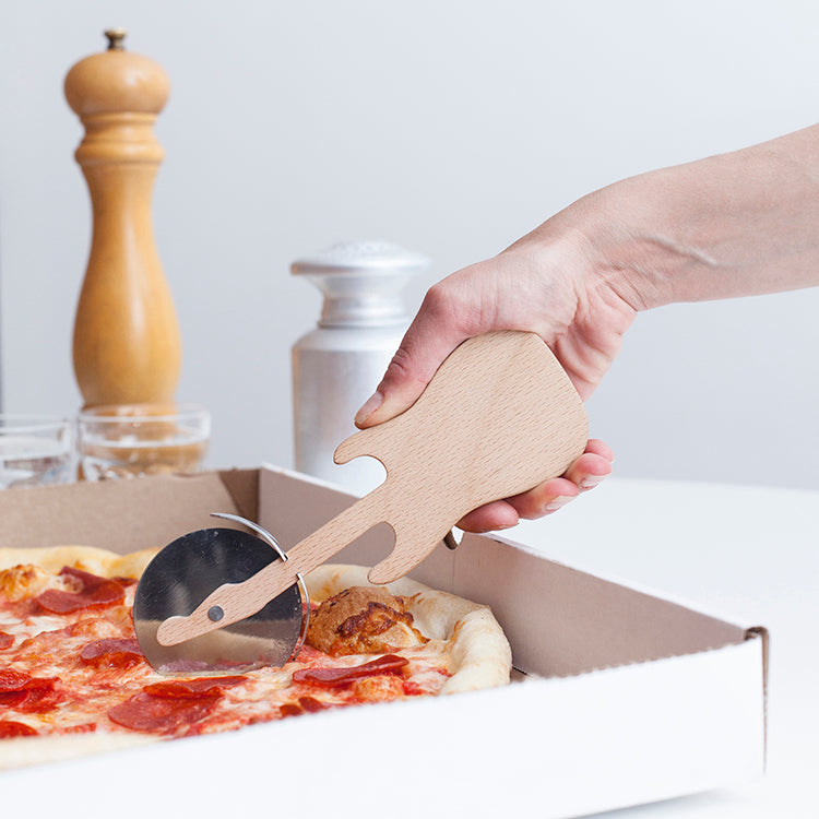Kikkerland Kitchen Rockin' Pizza Cutter Gitarre Edelstahl