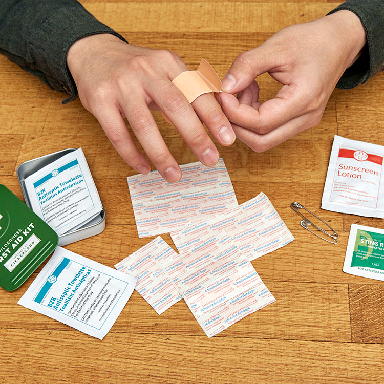 Kikkerland Wilderness First Aid Kit Erste Hilfe Set Dose