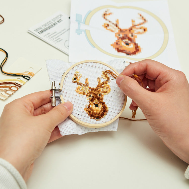 Kikkerland Crafters Deer Mini Kreuzstich Stickset Hirsch mit Rahmen
