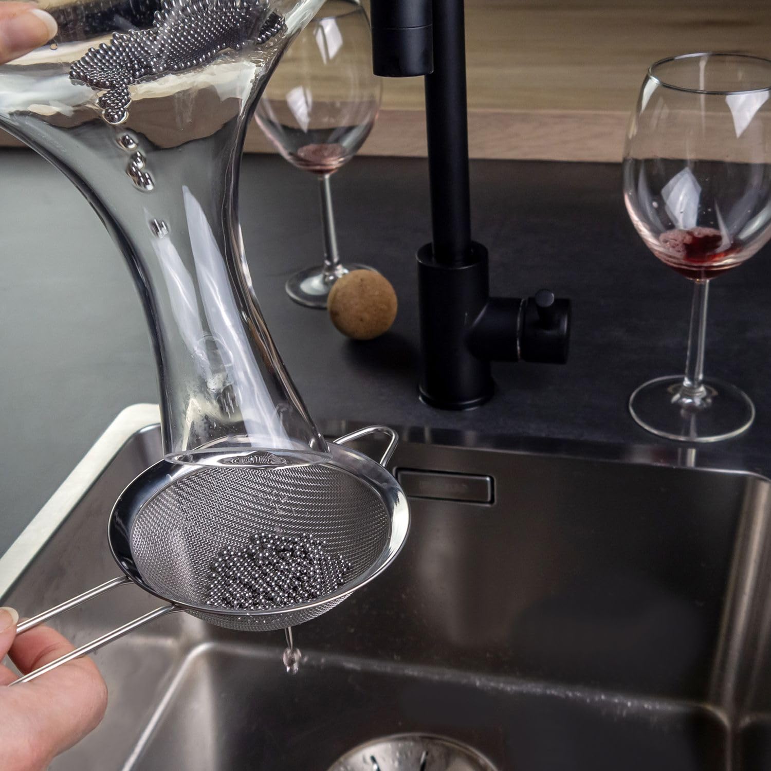 Intirilife Weinkaraffe 1,8 L Kristallglas Dekanter Rotwein Korken