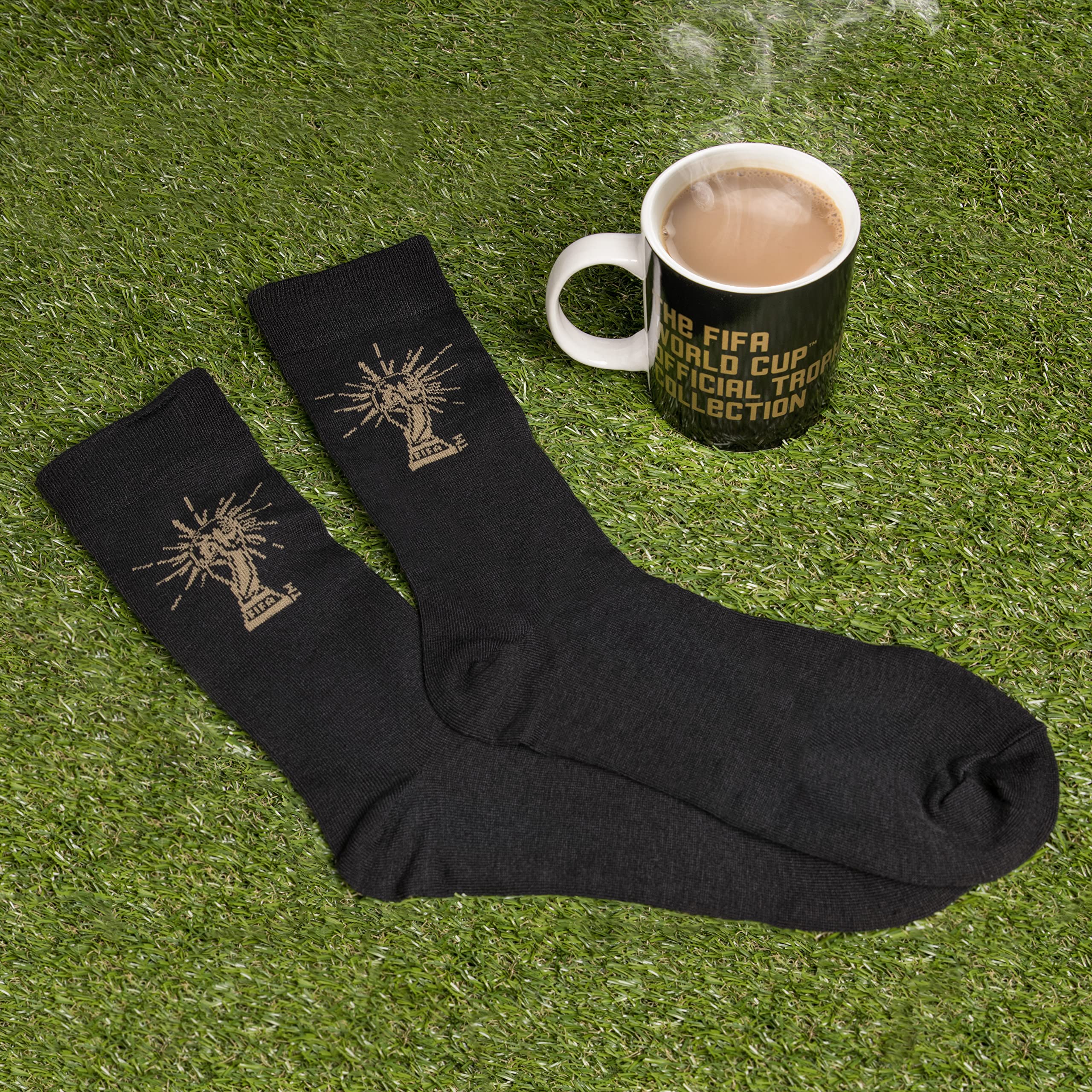 Paladone FIFA World Cup Tasse 300 ml + Socken Set schwarz