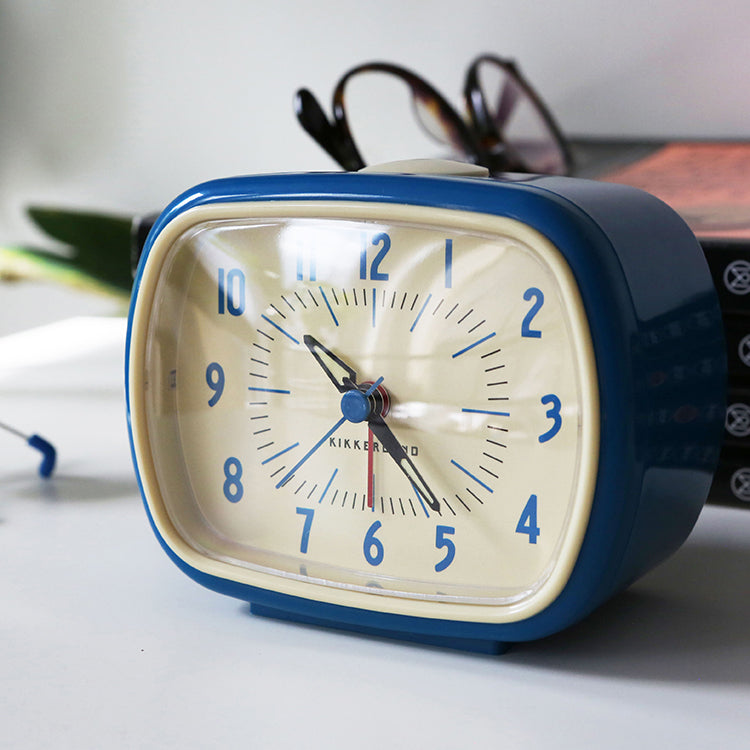 Kikkerland Home Retro Wecker Blau Analog mit Licht